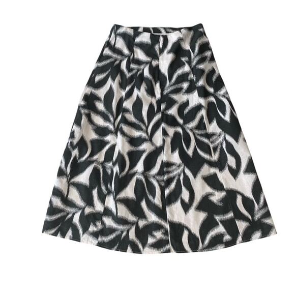 Banana Republic Black and White Leaf Pattern Skirt - Size 10 - Picture 2 of 5